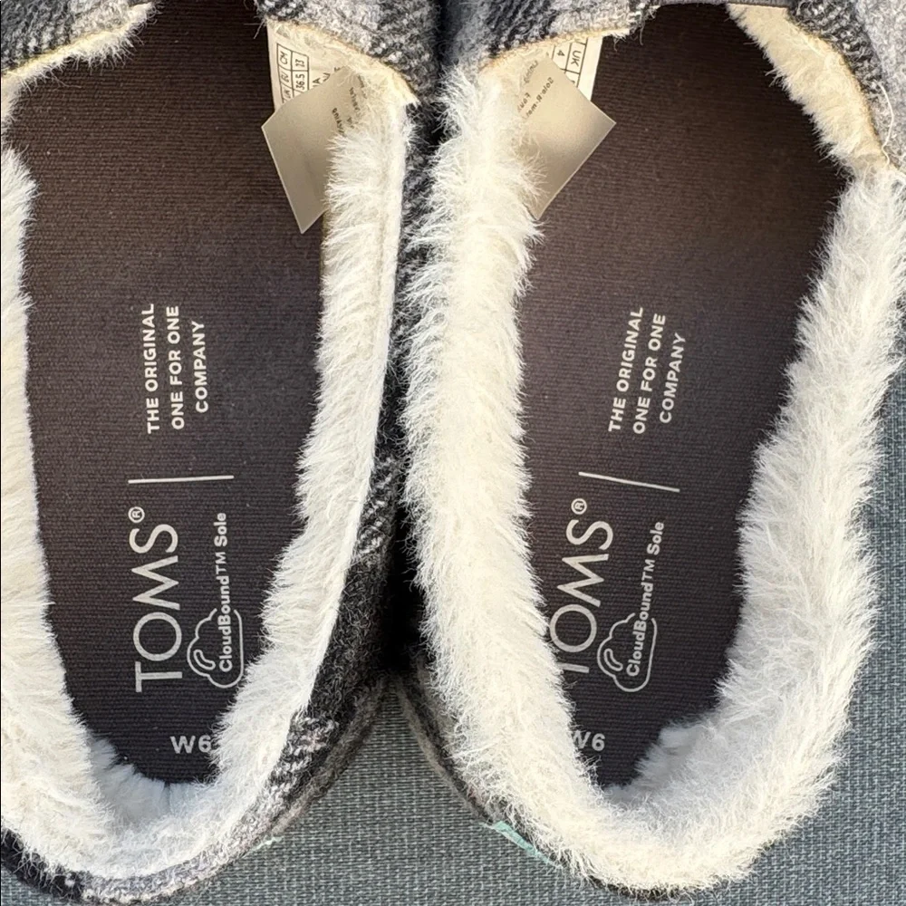 TOMS Women’s Size 6 Black White Plaid Slip-On Shoes Faux Fur Lined - Picture 7 of 9